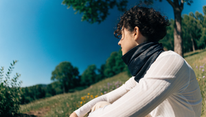Person wearing a cooling neck wrap outdoors on a hot, sunny summer day
