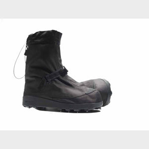 Impacto black overshoe with adjustable strap and treaded sole