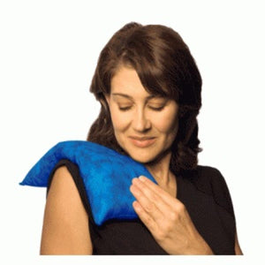 Woman using a blue Nature Creation heating pad on her shoulder