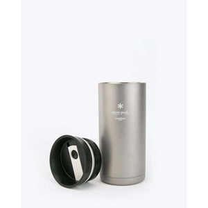 Snow Peak titanium tumbler with a black lid placed beside it