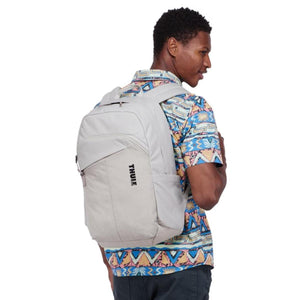 Person wearing a light grey Thule backpack